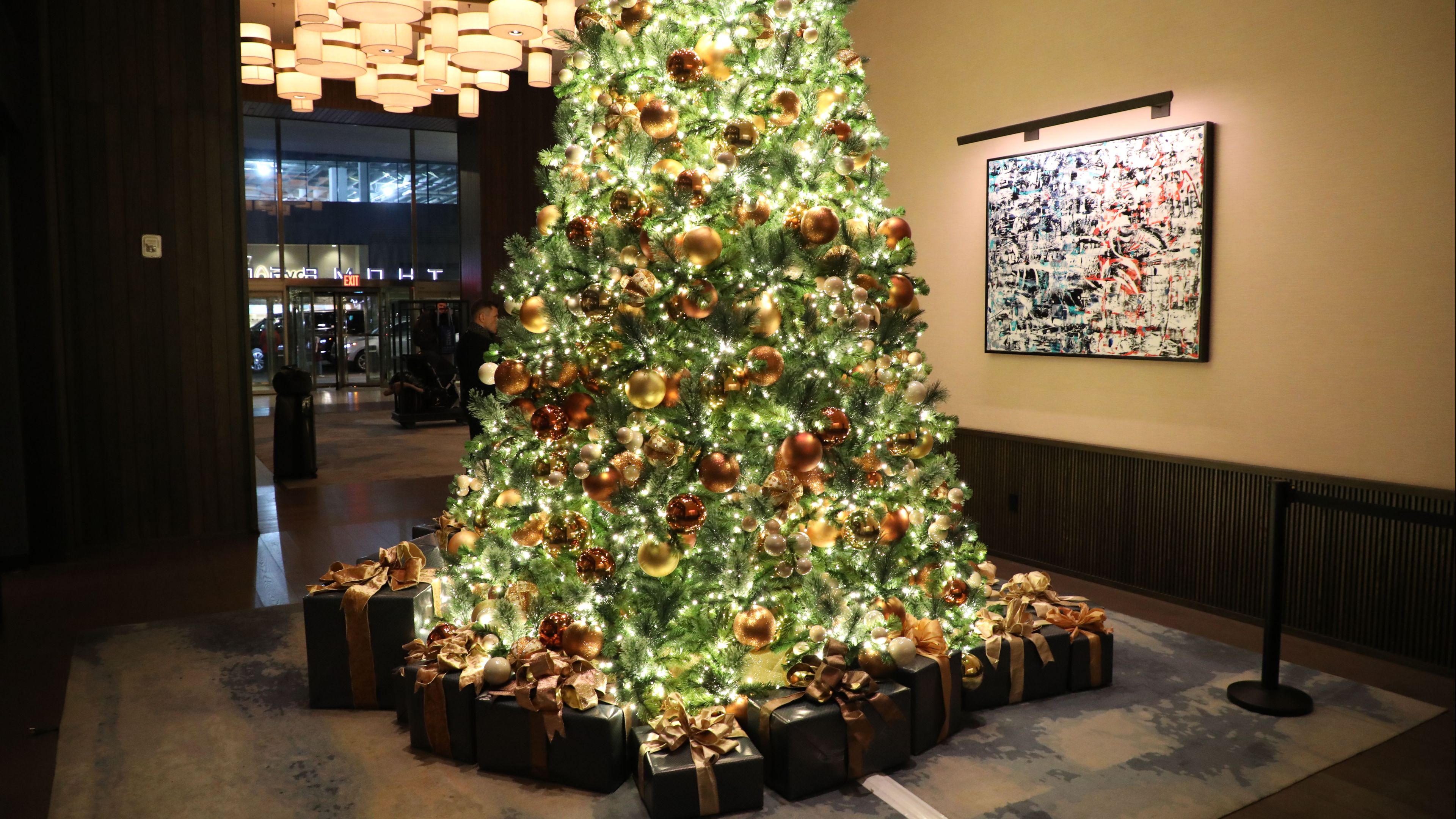 Unwrapped: 12-Days of Thompson Sneak Peek at Thompson Central Park - 滑动 1