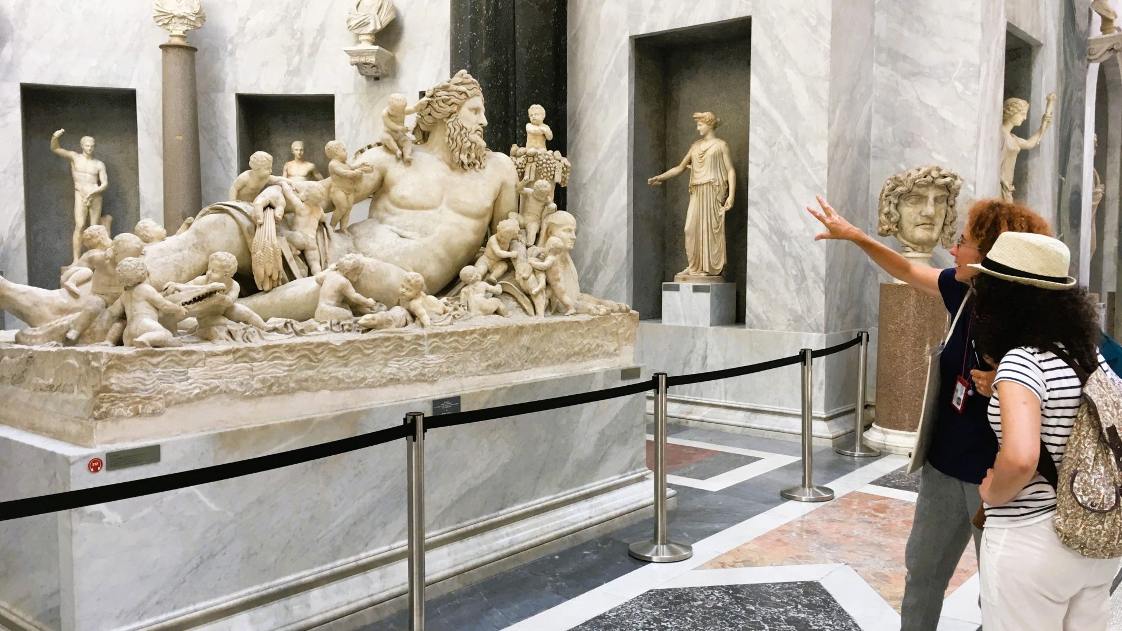 Beauty of the Vatican: Centuries of Faith, Art, and Influence - deslizar 1