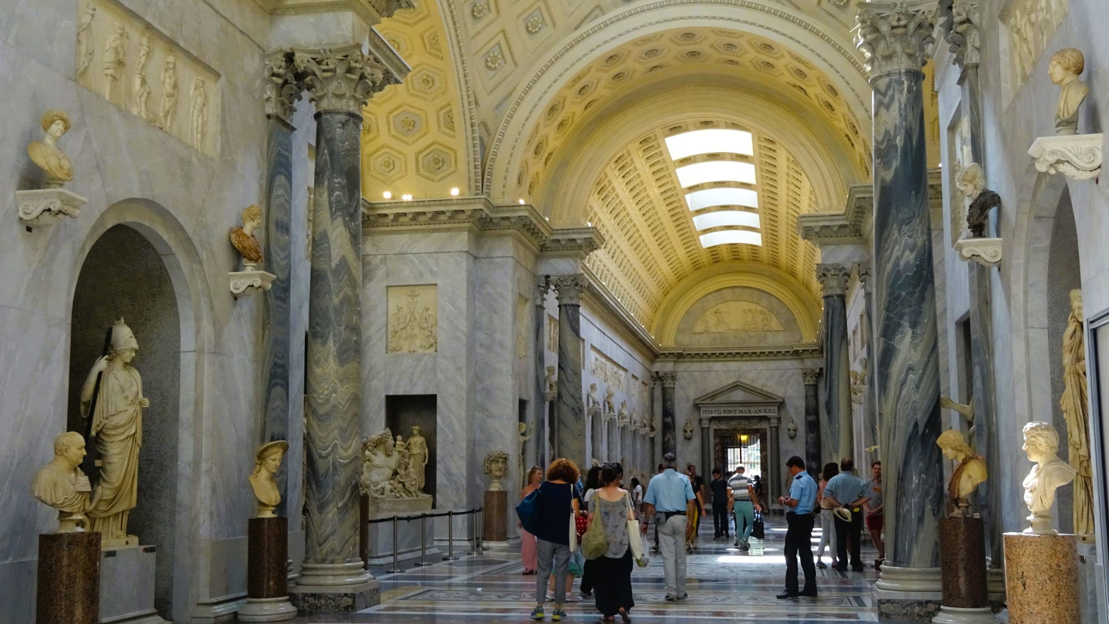 Beauty of the Vatican: Centuries of Faith, Art, and Influence - deslizar 4