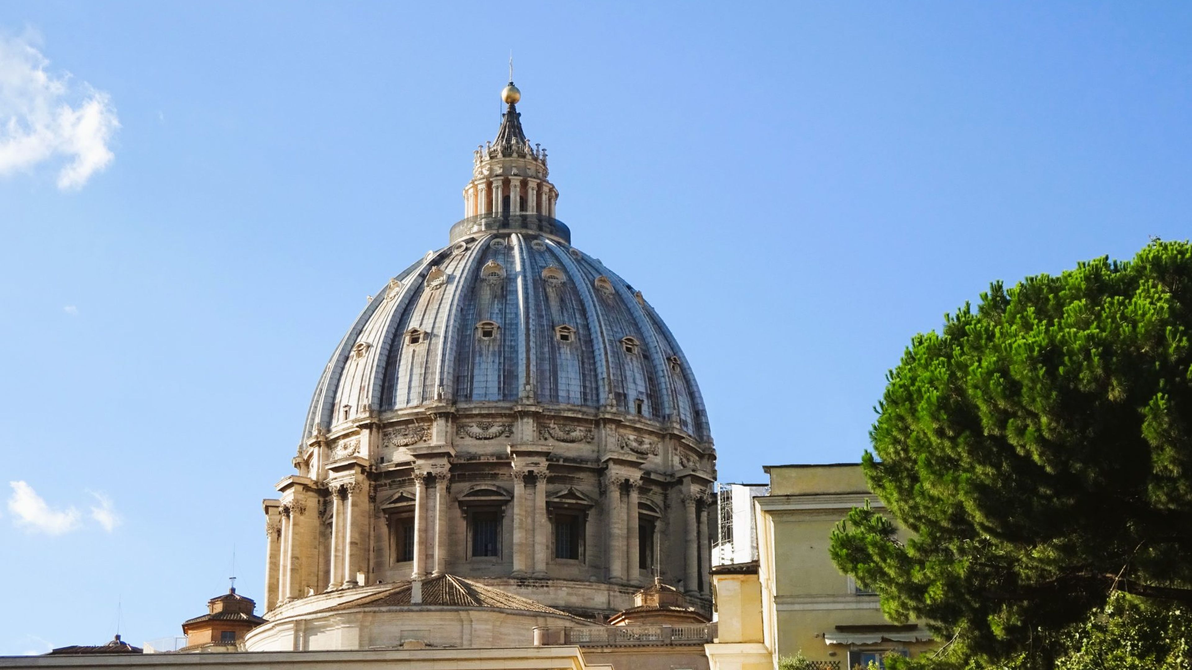 Beauty of the Vatican: Centuries of Faith, Art, and Influence - deslizar 2