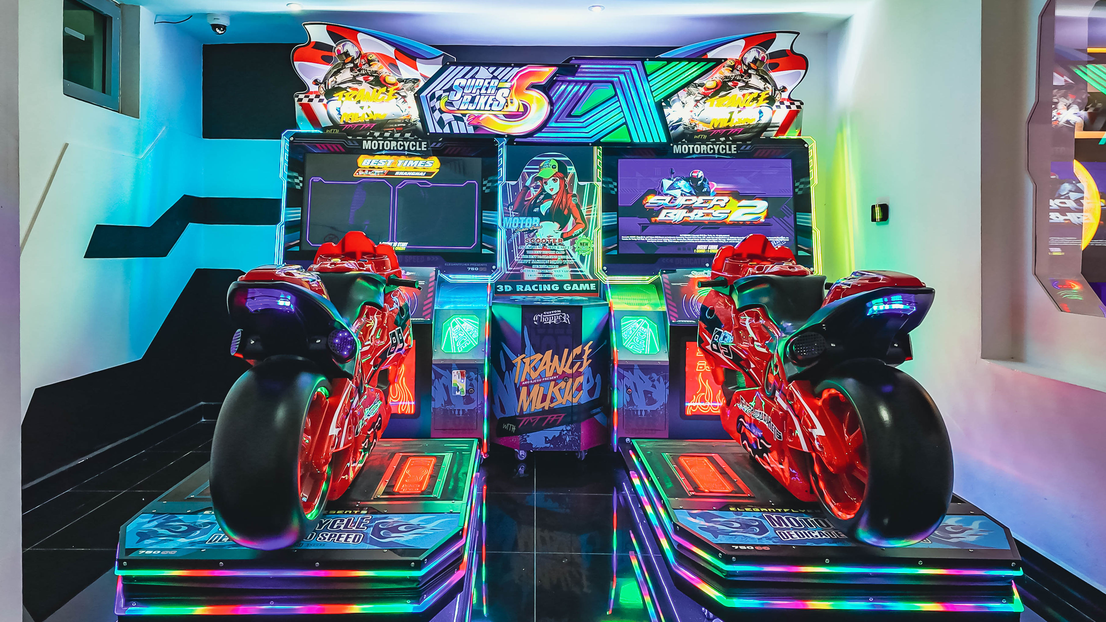 Cosmic Lanes Sports & Games - 滑动 5