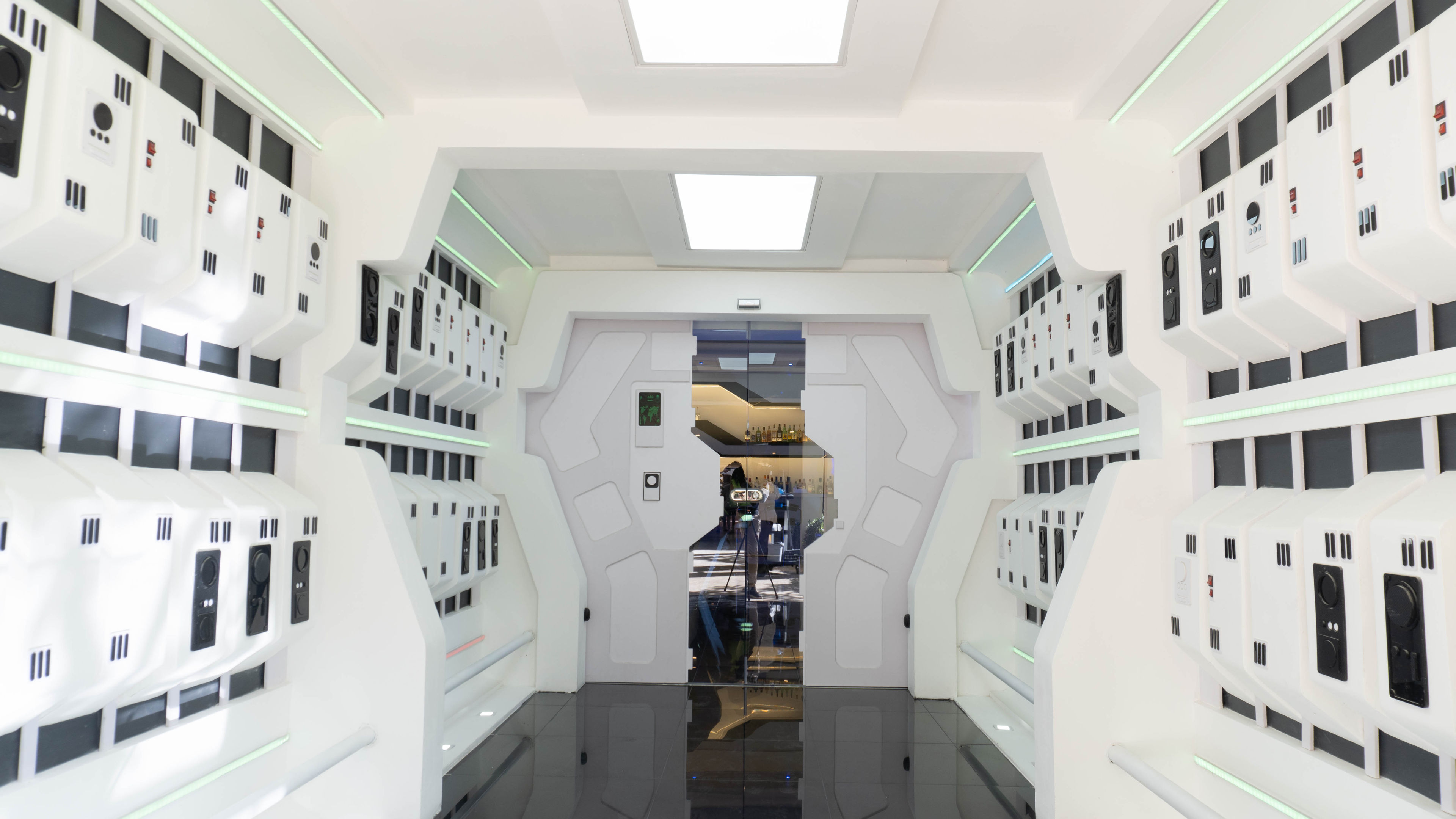 Cosmic Lanes Sports & Games - 滑动 2