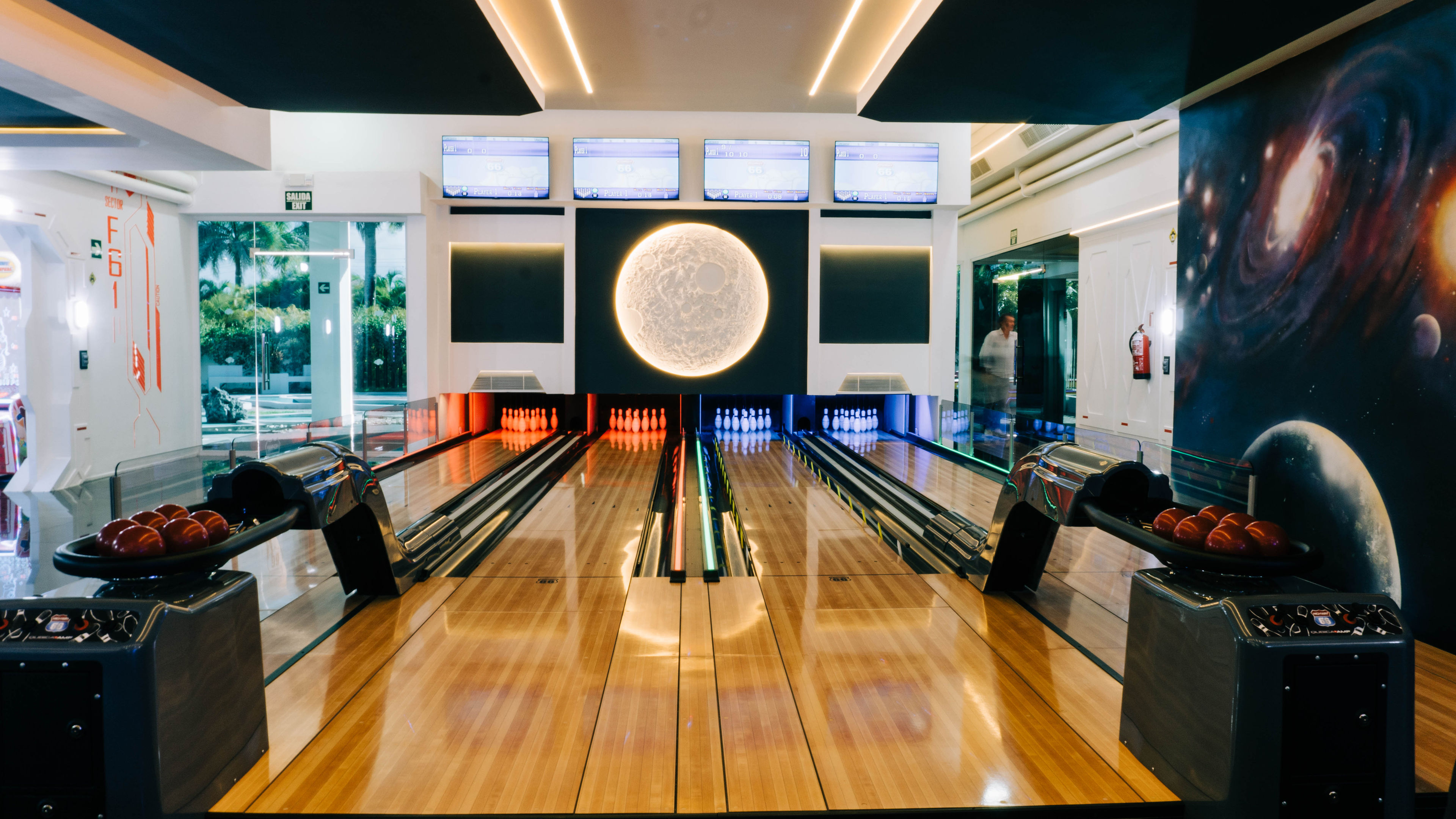 Cosmic Lanes Sports & Games - 滑动 6