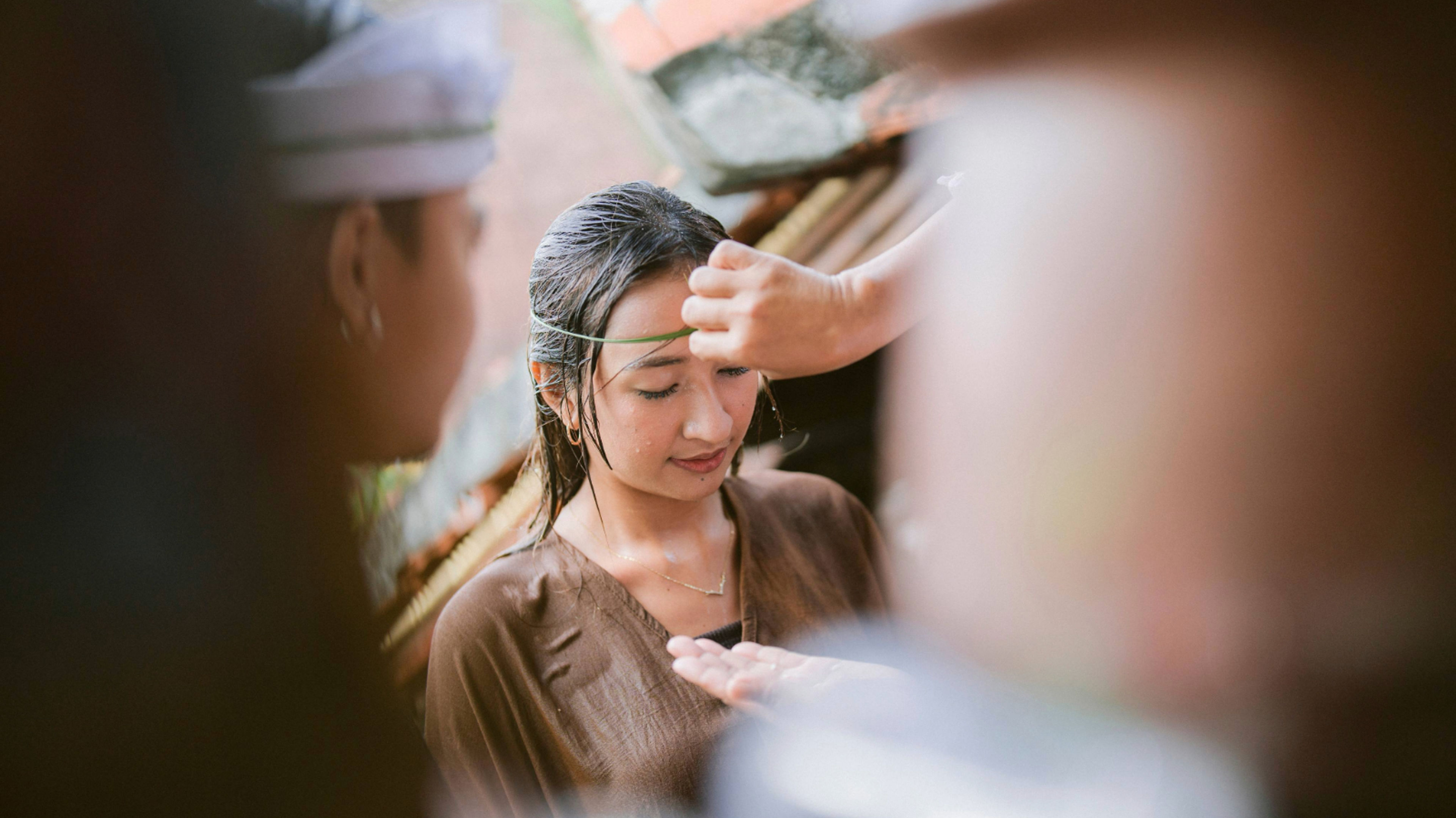 A Journey Through Purification and Prayer - 滑动 2