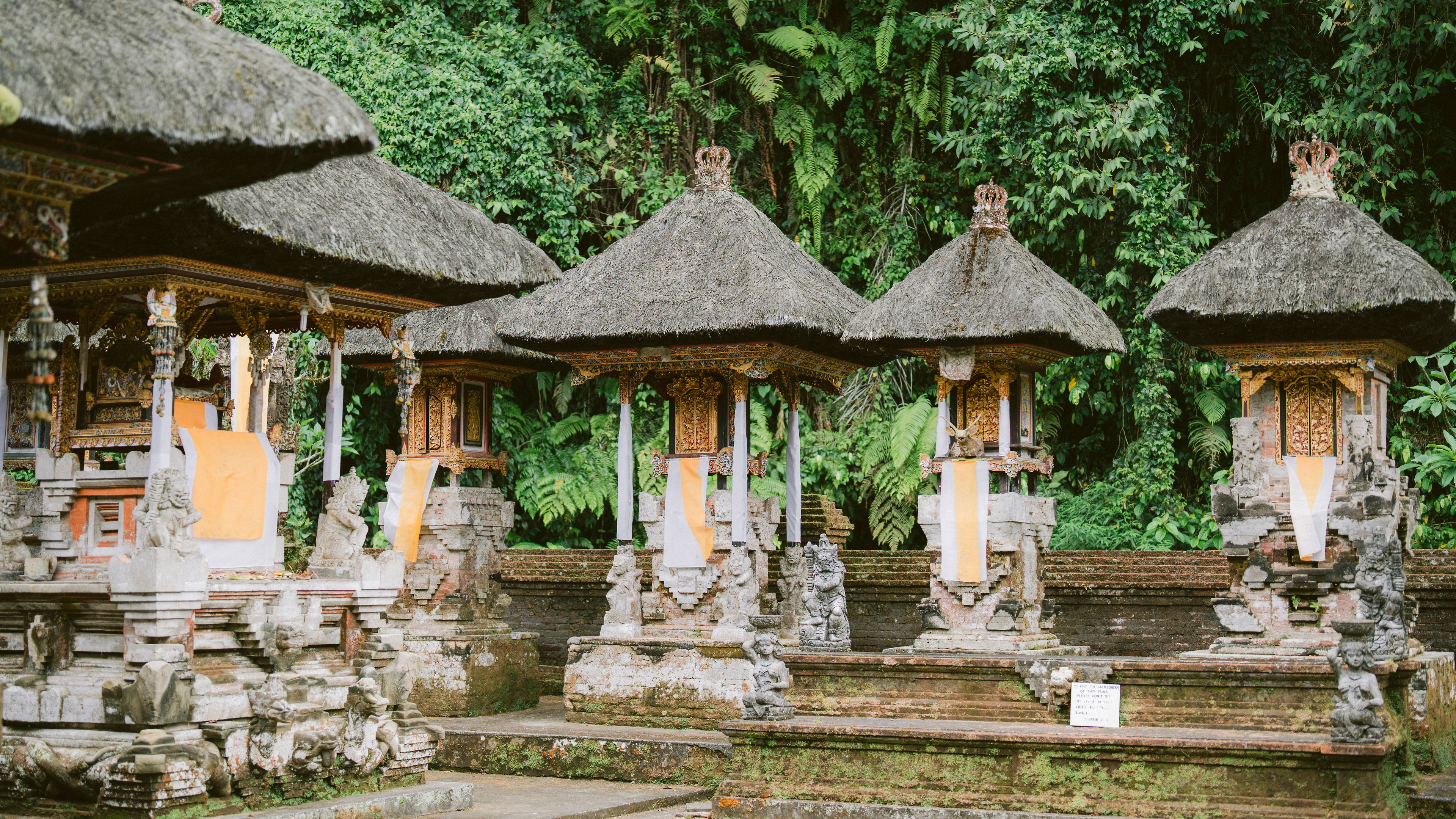 A Journey Through Purification and Prayer - 滑动 4