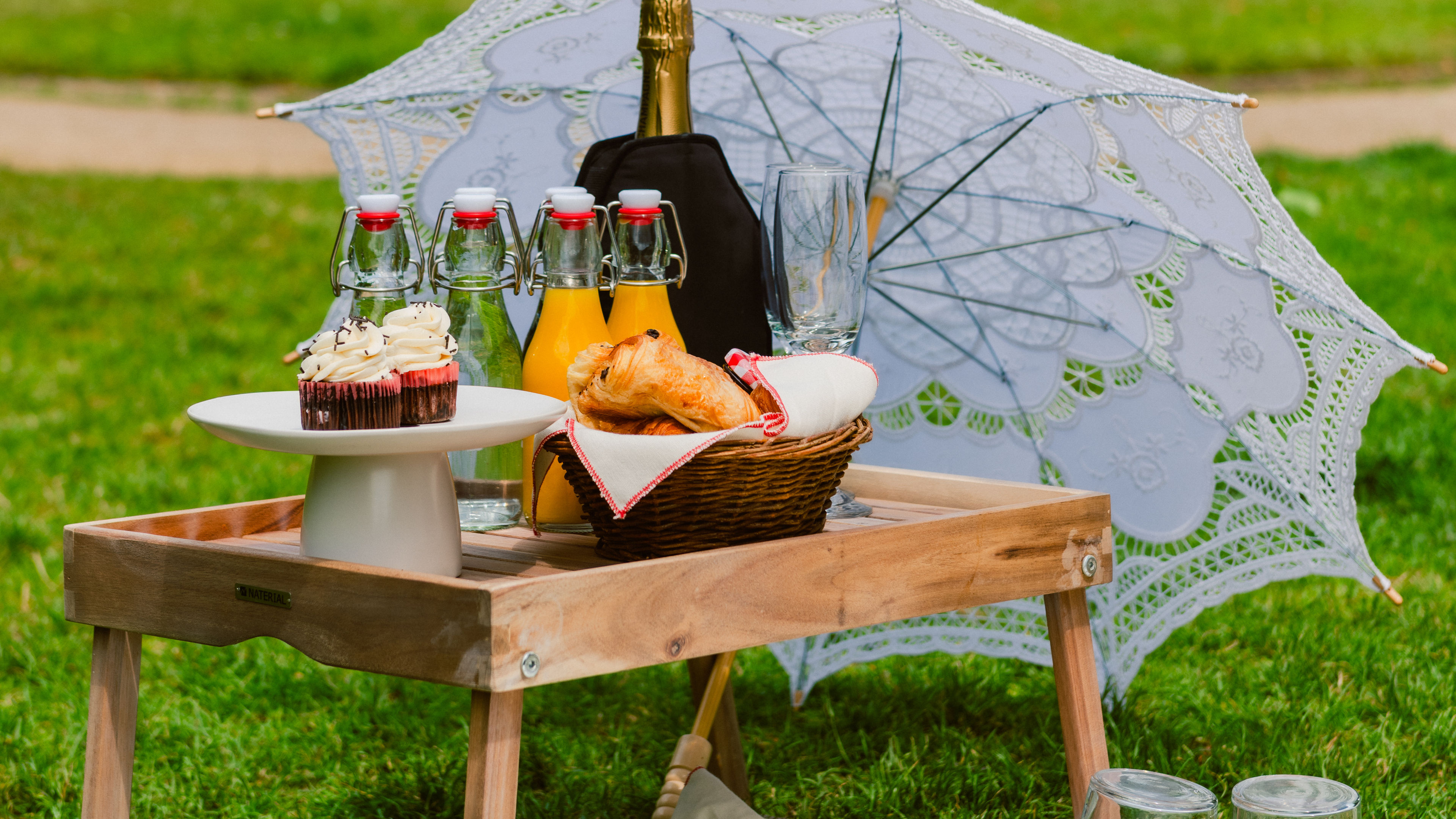 Classic Parisian Picnic - slide 3