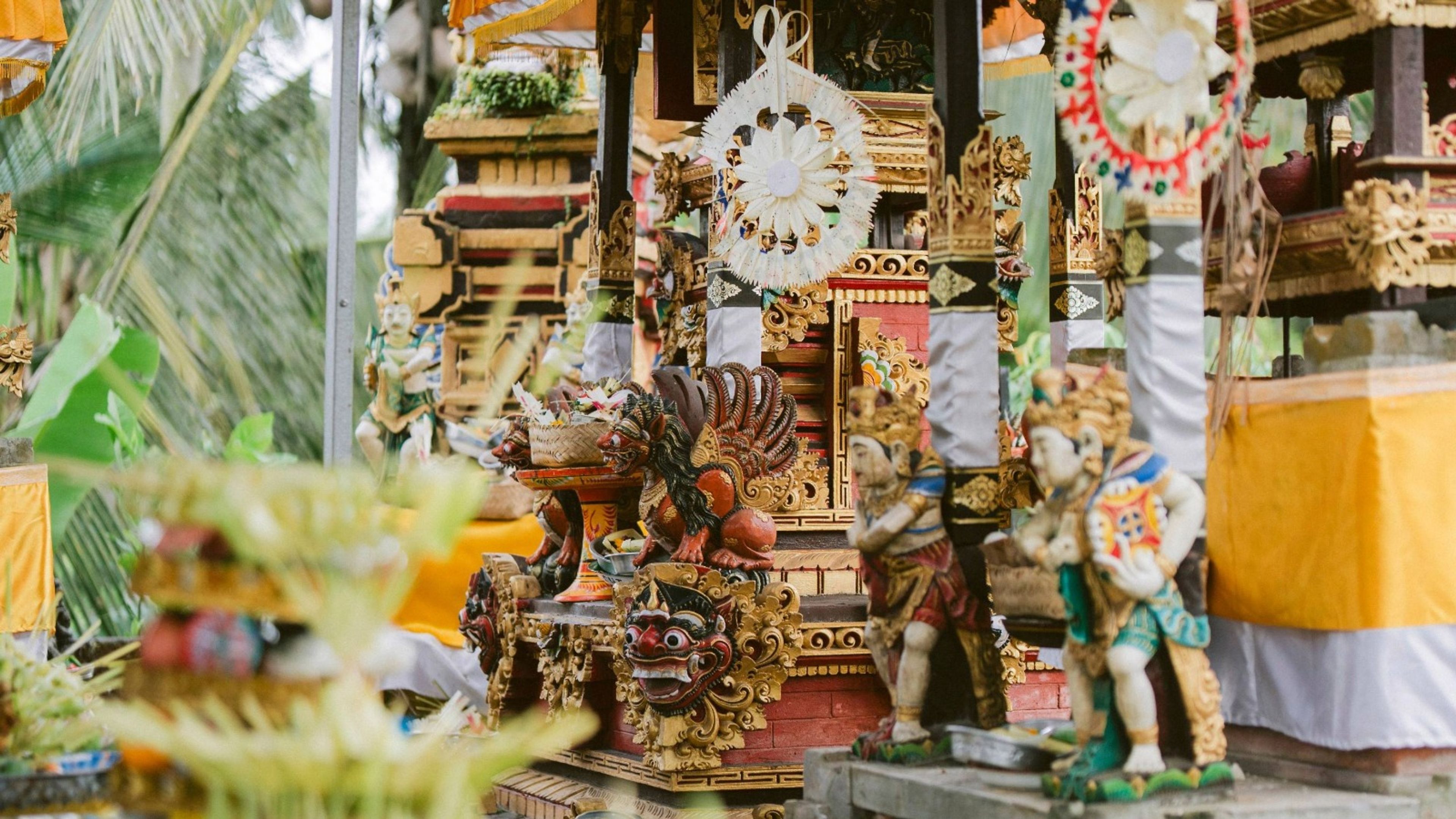 A Journey Through Purification and Prayer - 滑动 6