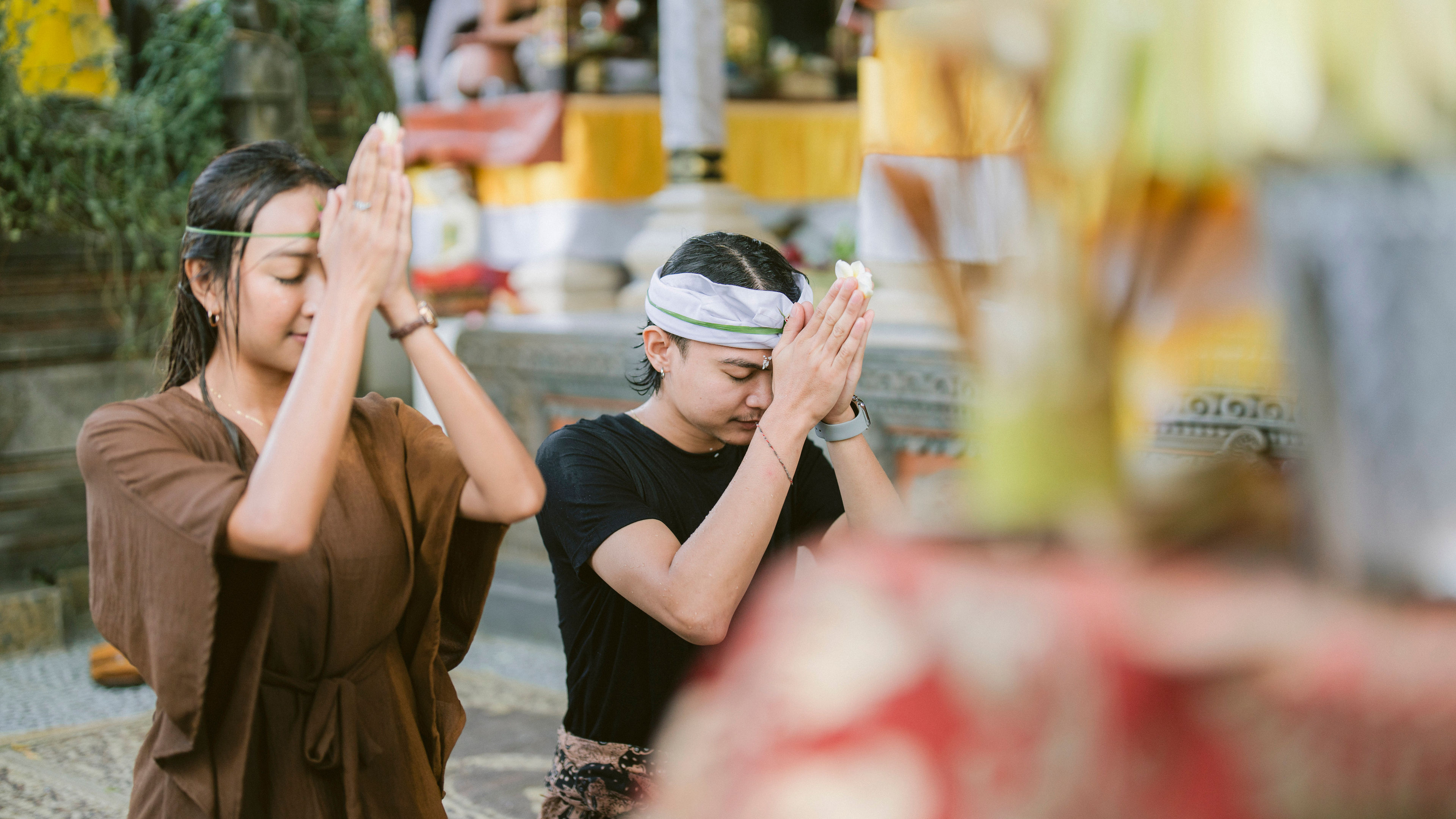 A Journey Through Purification and Prayer - 滑动 5