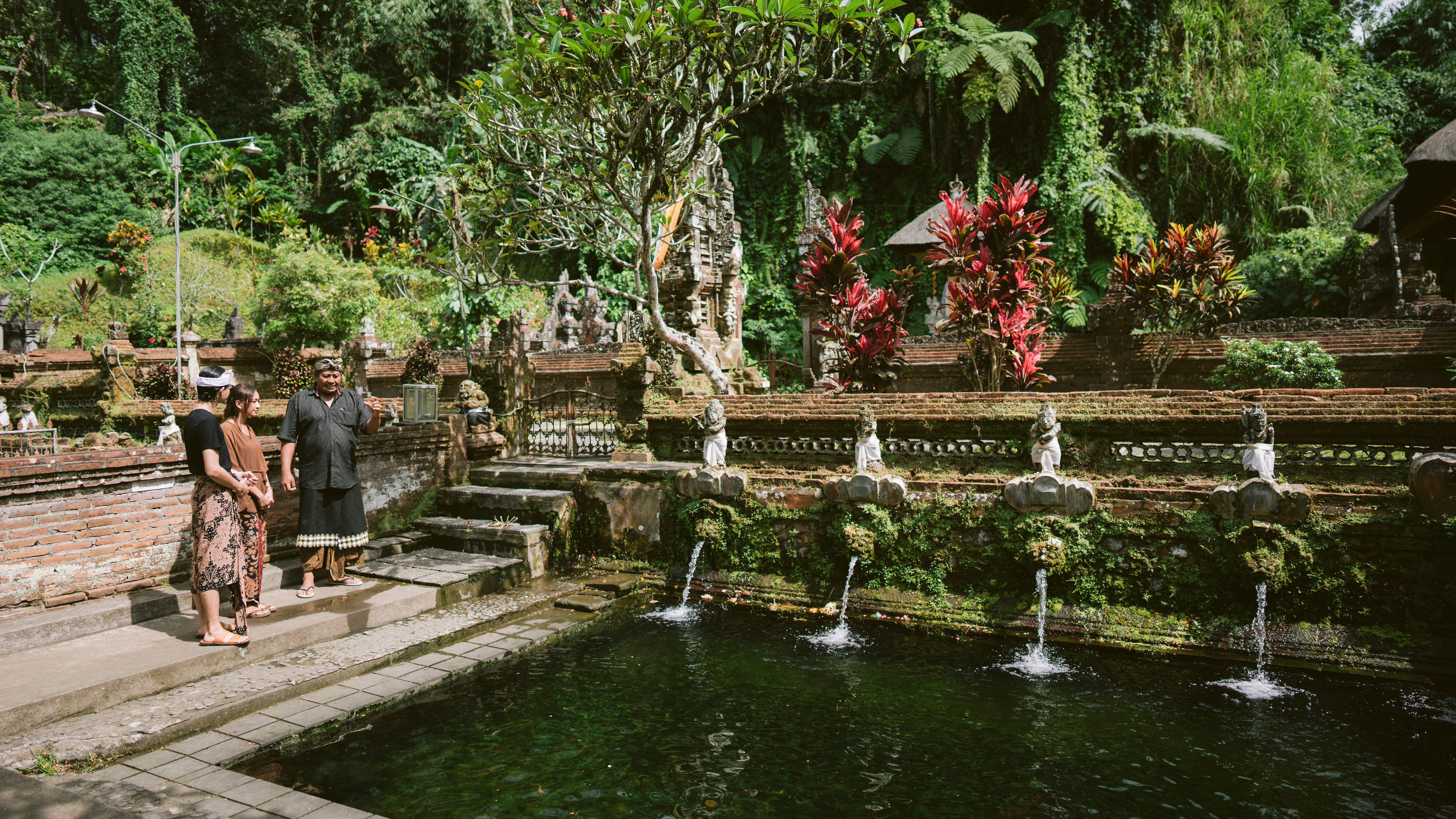 A Journey Through Purification and Prayer - 滑动 3