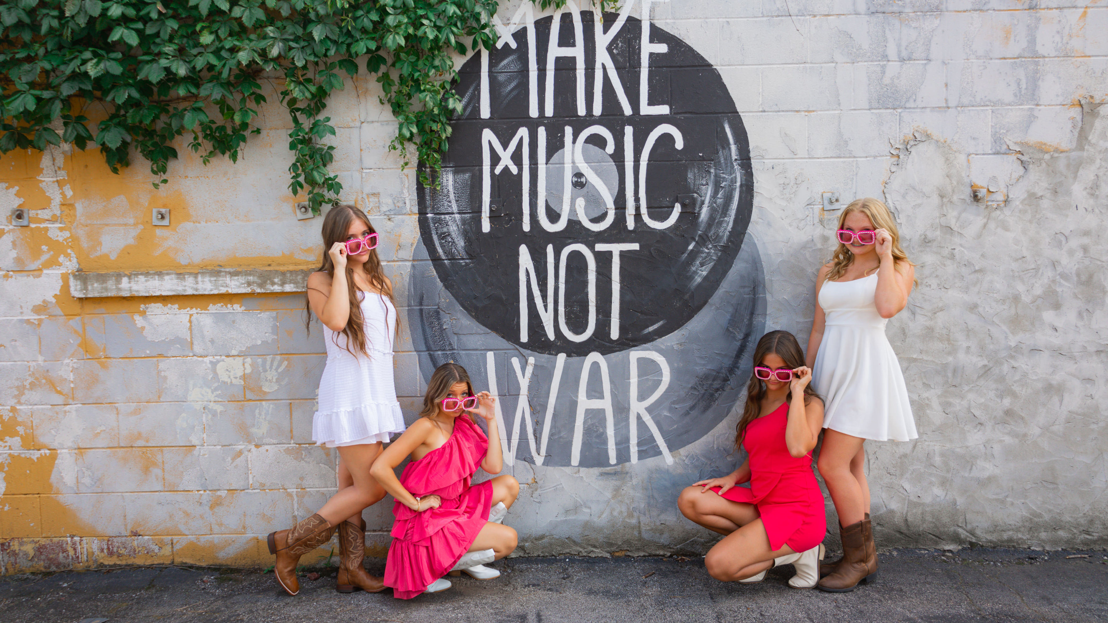Nashville Mural Photoshoot Experience - slide 3