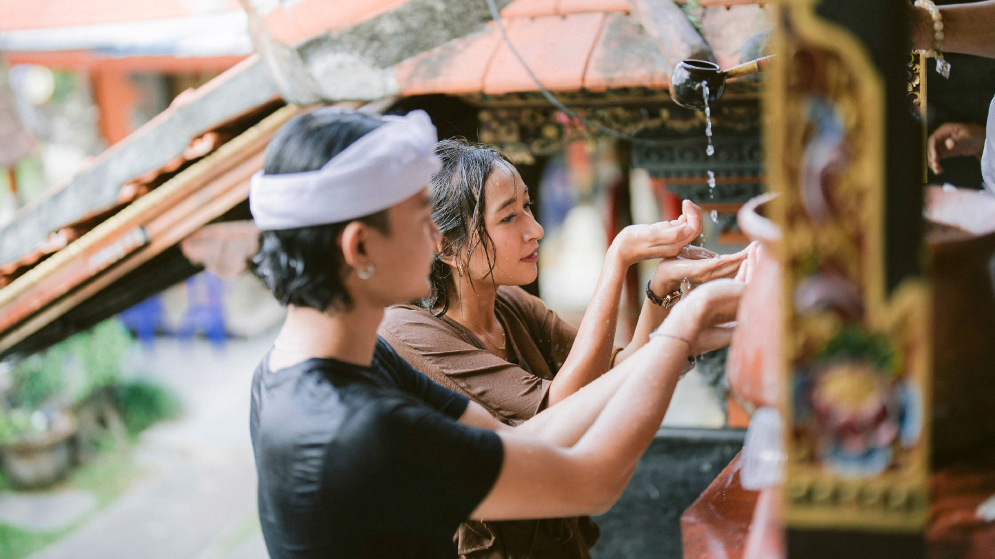 A Journey Through Purification and Prayer - 滑动 1