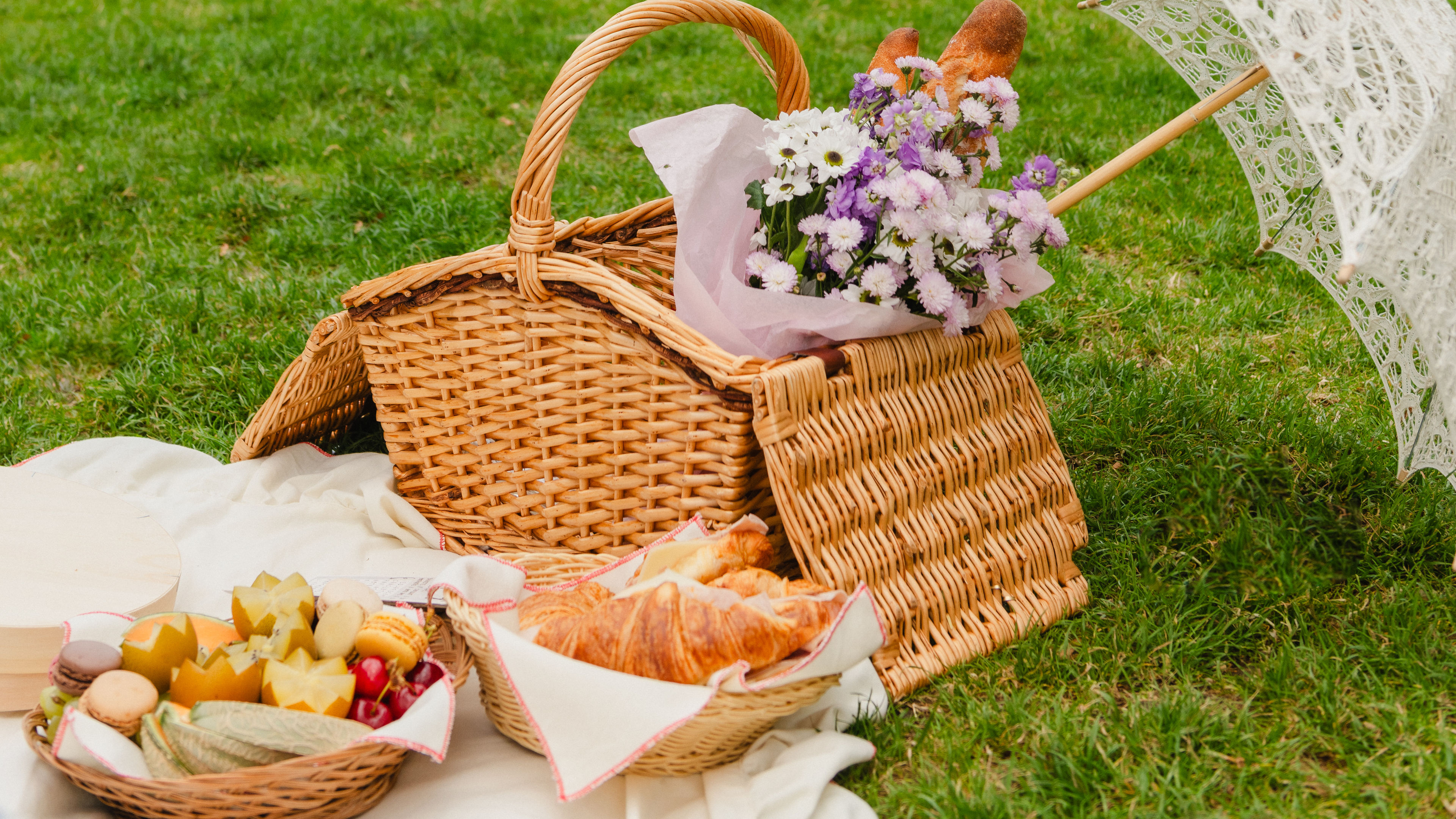 Classic Parisian Picnic - slide 2