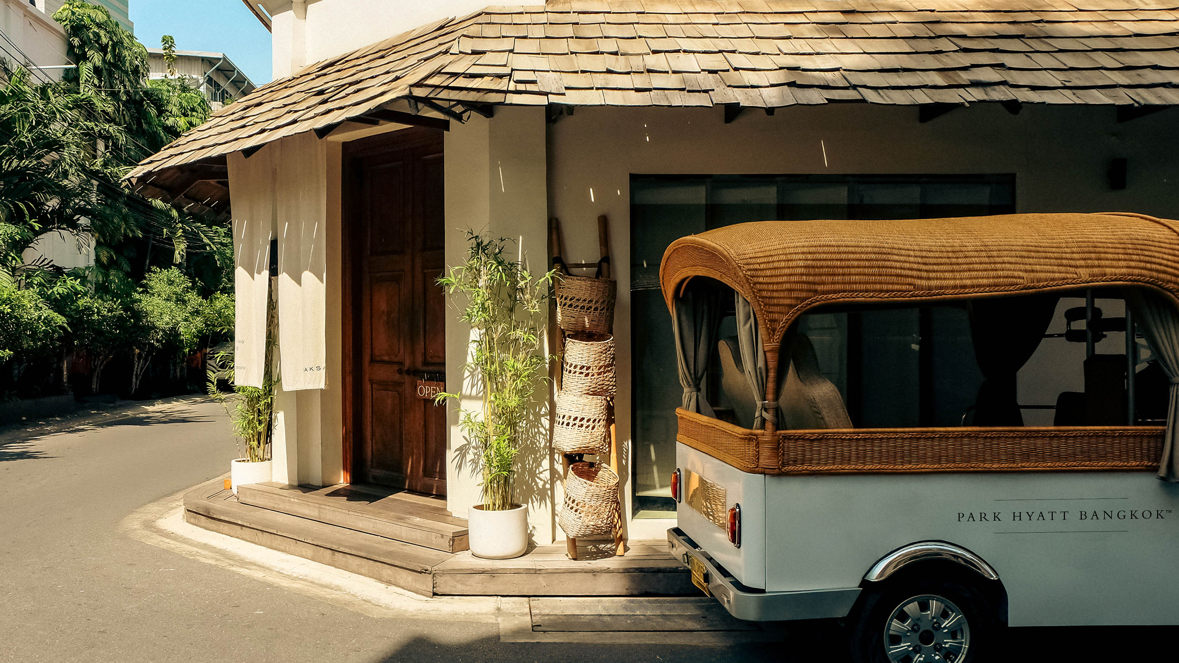 Twists & Turns - Bangkok by Tuk Tuk - deslizar 1