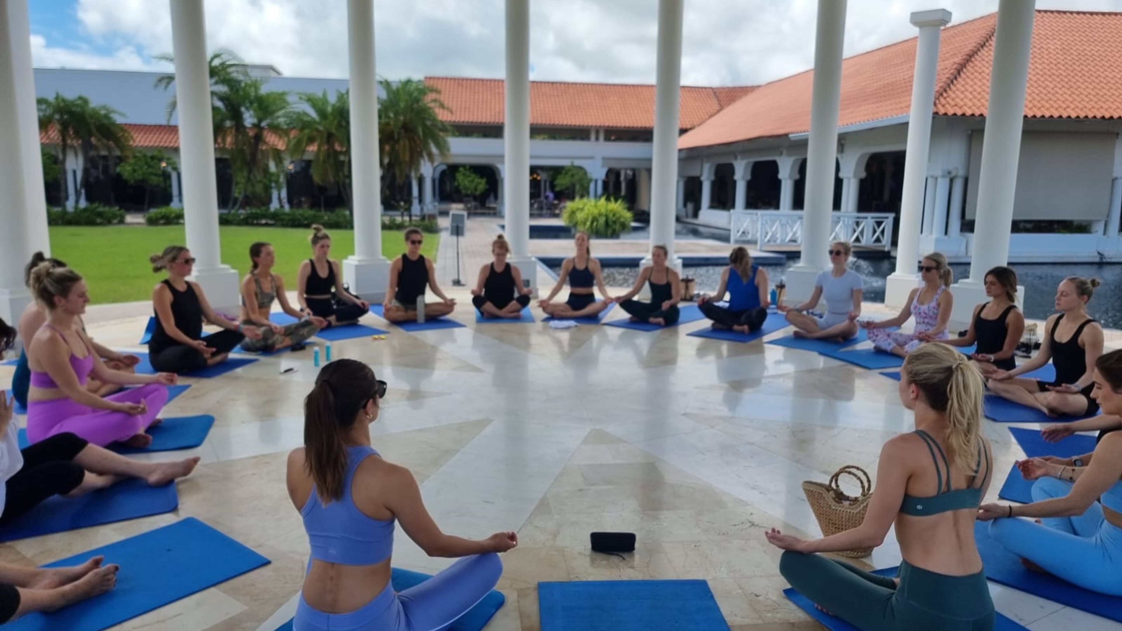 Island Flow Yoga🧘‍♀️🧘‍♂️ - スライド 1