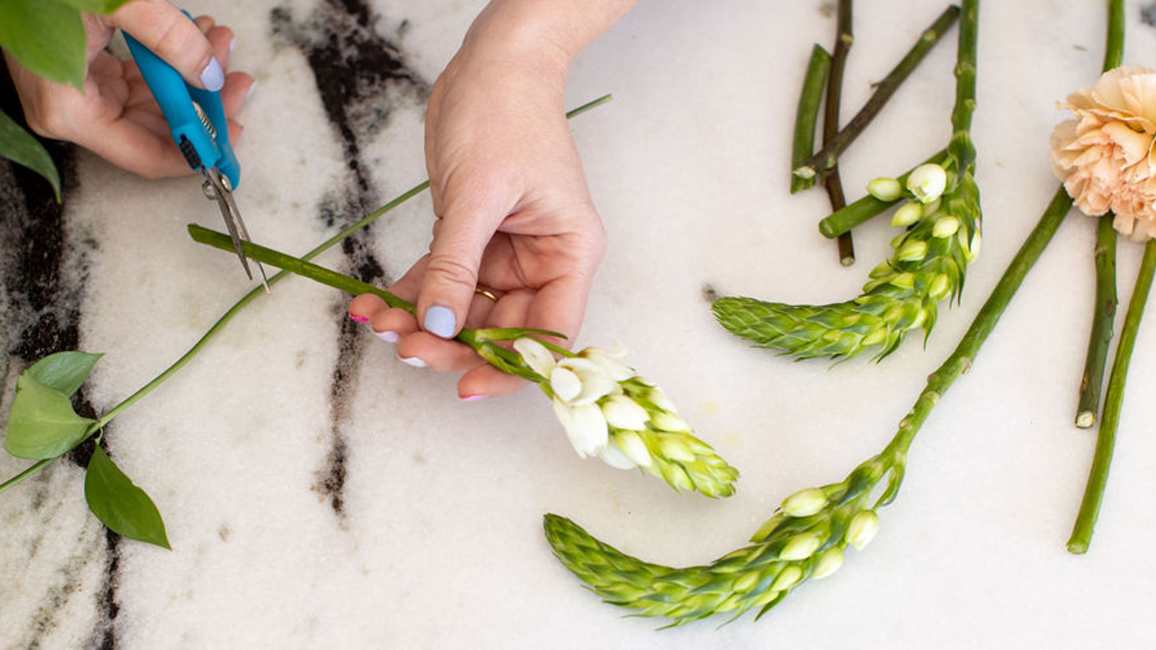 GOOD EARTH: FLORAL ARRANGEMENT CLASSES  - slide 1