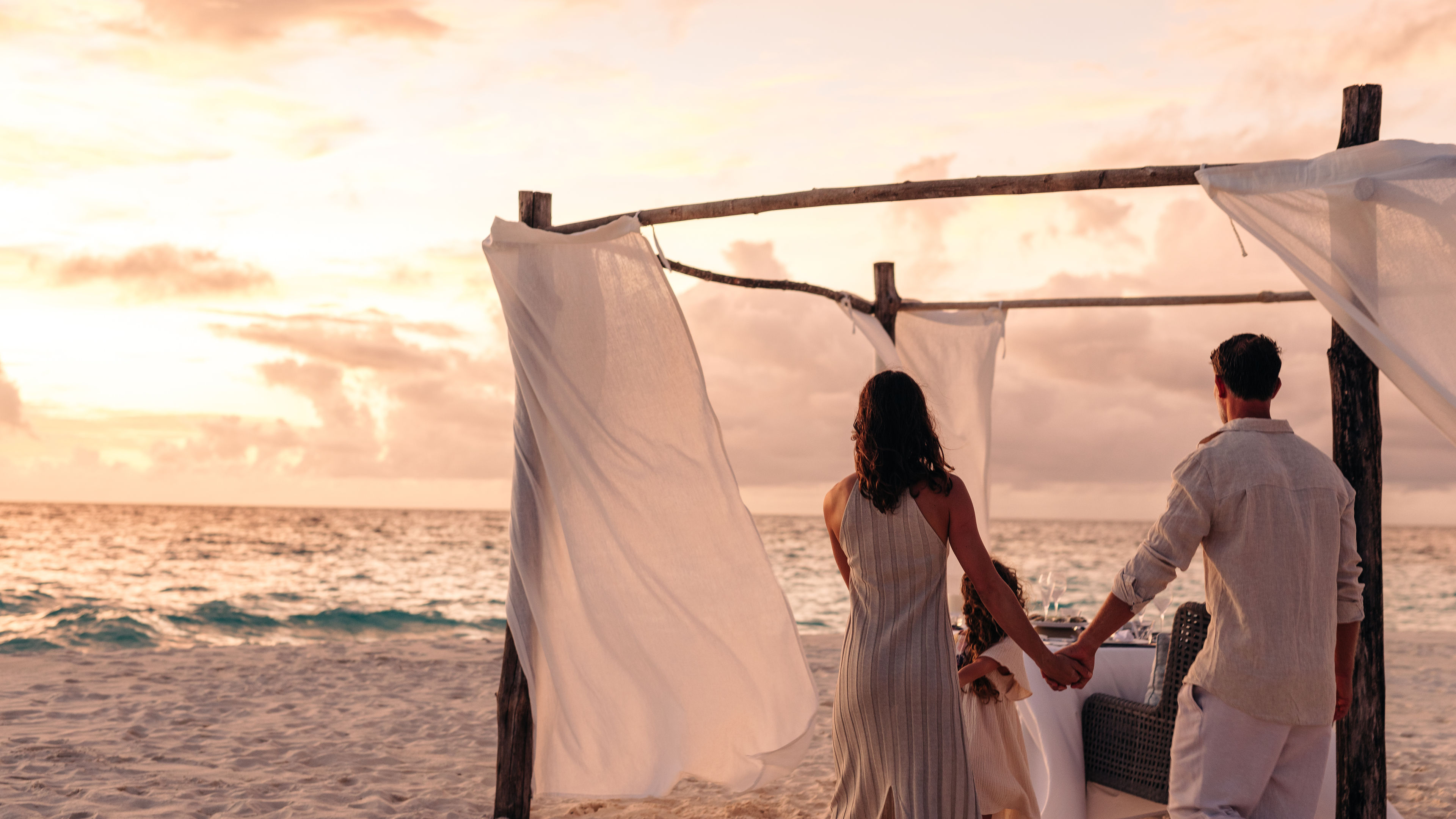 Private Dinner On The Beach - deslizar 1