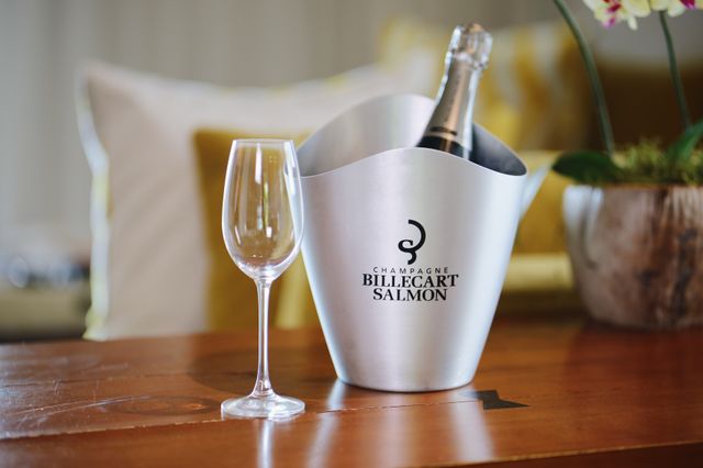 Bubbles & Wine