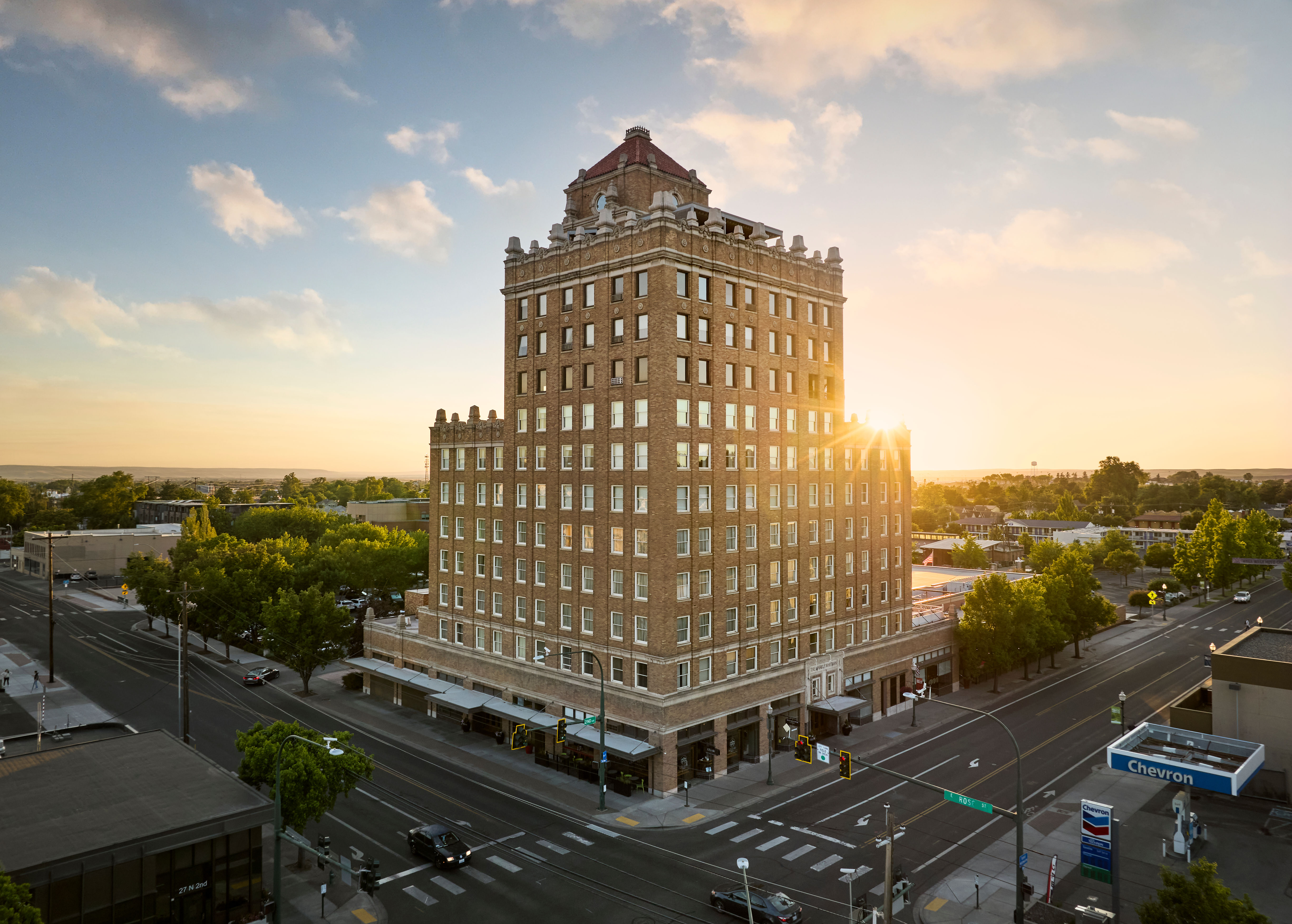 Luxurious Walla Walla Escape: Tower Suite Stay at the Marcus Whitman Hotel and Gourmet 5-Course Dinner at Abeja Winery for Two
